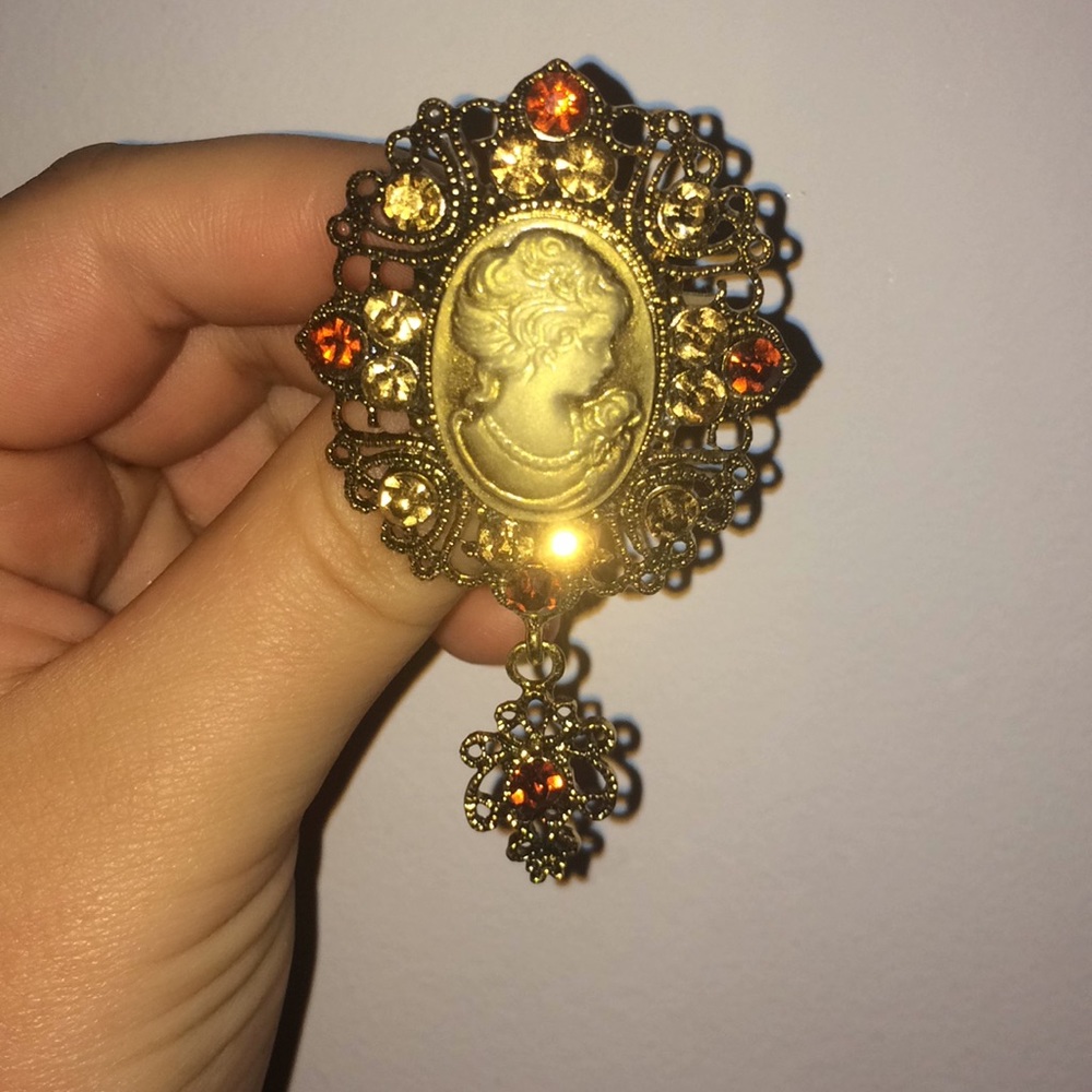 Gorgeous vintage silhouette pendant